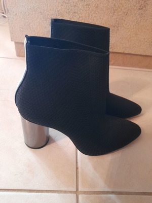 Μποτάκι γυναικείο Zara μεταχειρισμένο, μαύρο νούμερο 38 με ασημί τακούνι