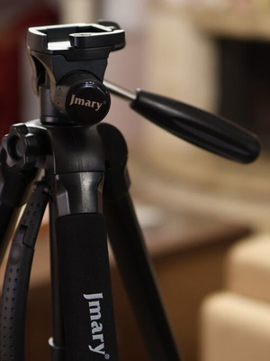 Camera tripod like new, stable with adjustable height up to 1.90m