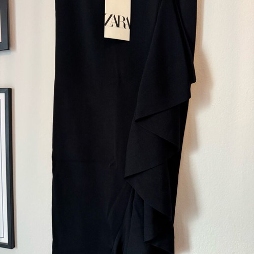 Pencil skirt Zara new, black, size Small with ruffle detail