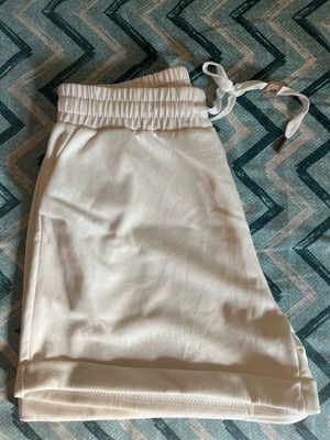 Women's shorts size L like new, beige