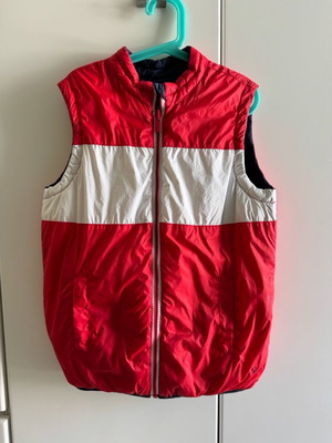 Αμάνικη ζακέτα παιδική Okaidi σαν καινούργιο, διπλής όψης κόκκινη και μπλε