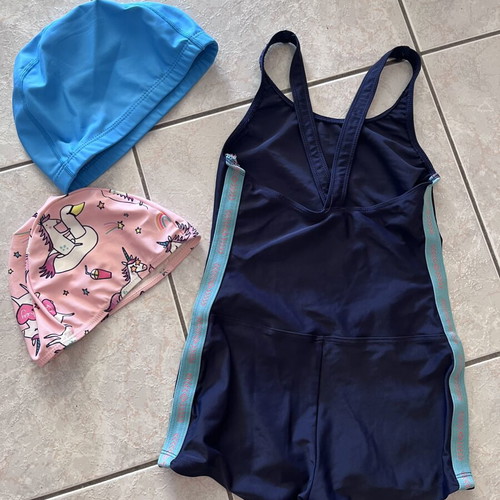 Girls' swimsuit size 4 with 2 swimming caps like new