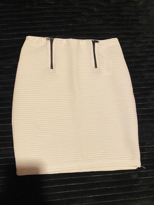 Bershka white medium skirt like new with decorative zippers