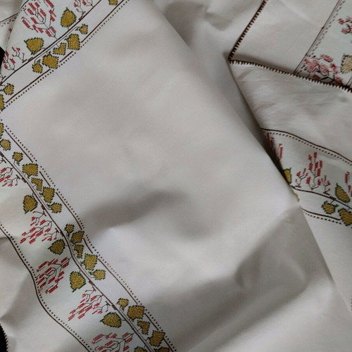 Vintage handmade embroidered tablecloth like new 130x130 cm