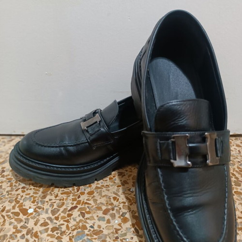 Commanchero black leather loafers like new with silver buckle