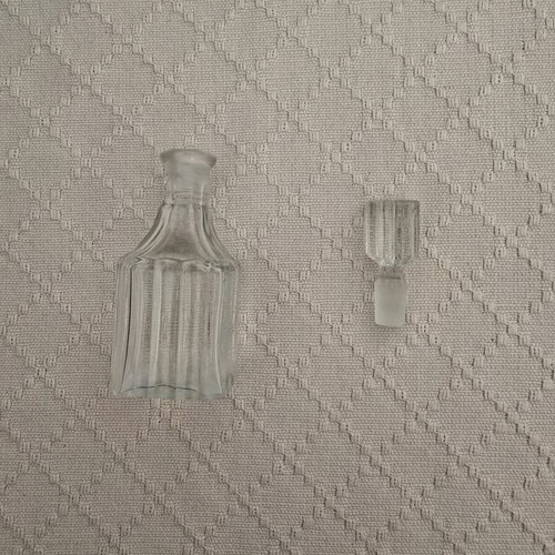Small glass carafe with glass stopper like new