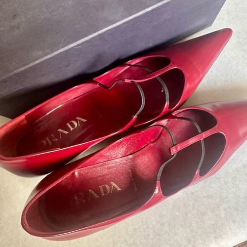 Prada women's pointed pump red with black detail like new