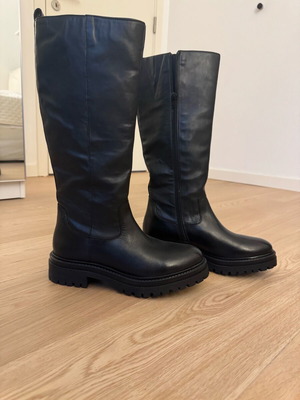 Кожени ботуши Geox нови черни, номер 39