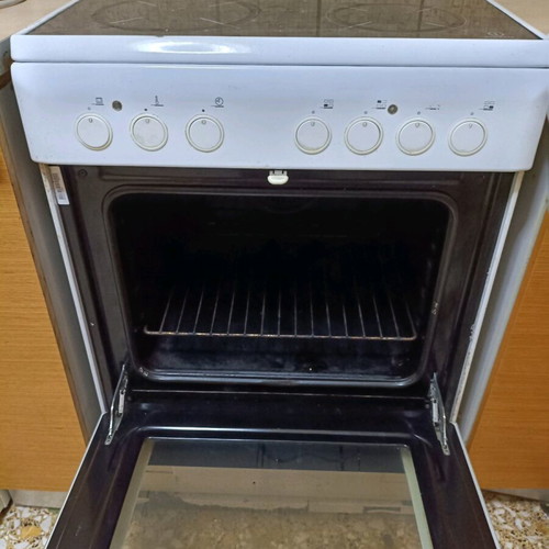 Indesit kitchen stove like new with trays and grill