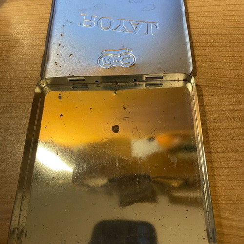 Collectible ROYAL Gold cigarette tin from Lufthansa used