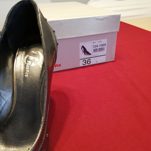 Batta lamé pumps like new, olive with embroidery and studs size 36
