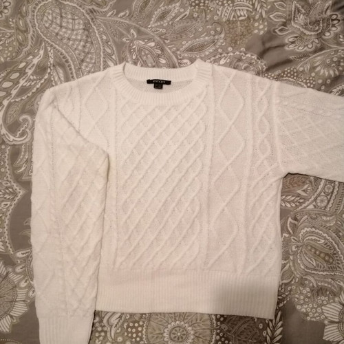 Pullover size S-M like new, white, knit pattern