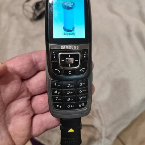 Samsung D600 phone like new with charger and hands free