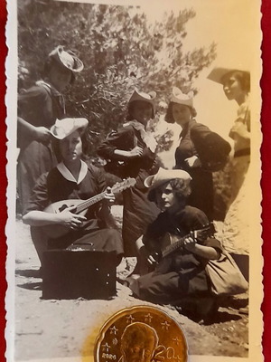 Vintage ασπρόμαυρη φωτογραφία με γυναίκες που παίζουν μαντολίνο και κιθάρα, μεταχειρισμένη