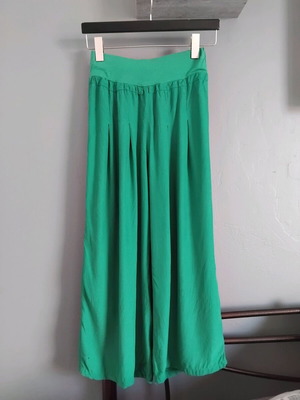 Lynne green wide crop pants like new, viscose fabric, sizes XS-S