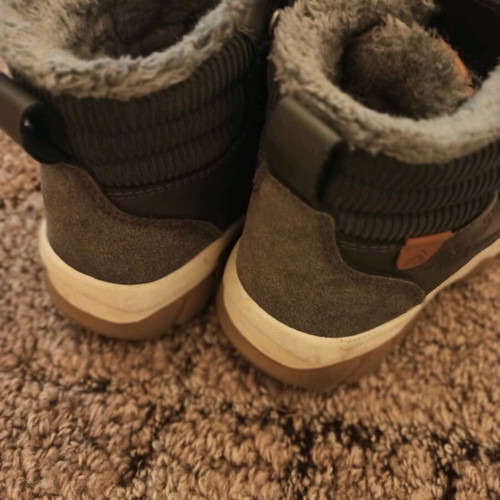 Children's boots size 29 like new, with fur lining and anti-slip sole