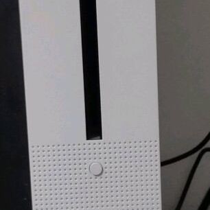 Xbox One S 500GB like new with DVD drive and controller
