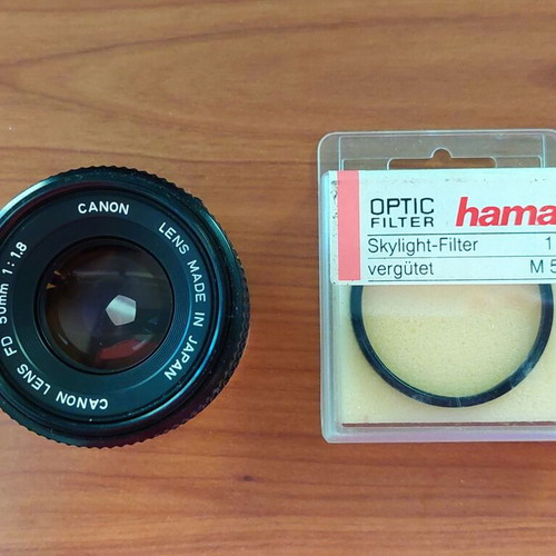 Canon T70 film camera with 2 lenses, flash and case like new