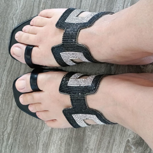 Voi & Noi black flat sandals like new, size 39 with silver rhinestones