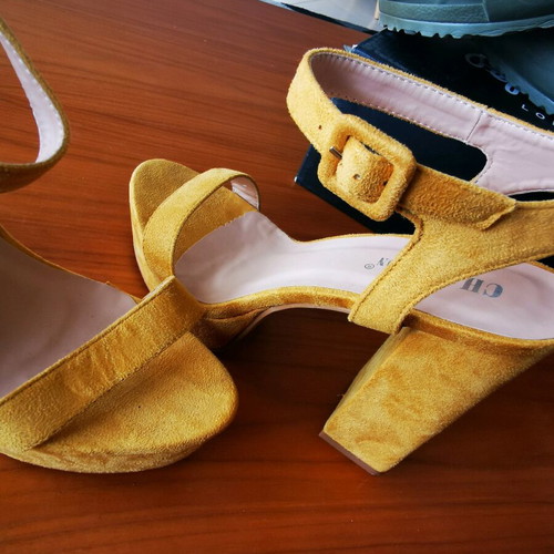 Suede yellow sandal new size 39