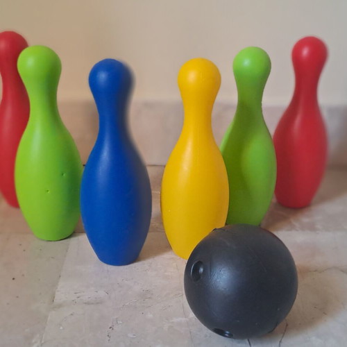 Children's bowling set with 6 pins and 1 ball
