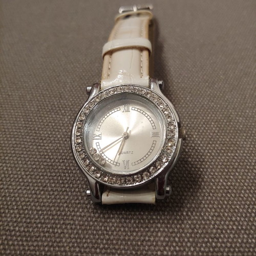 Quartz wristwatch used with crystals and leatherette strap