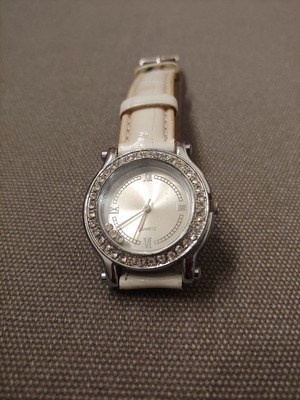 Quartz wristwatch used with crystals and leatherette strap