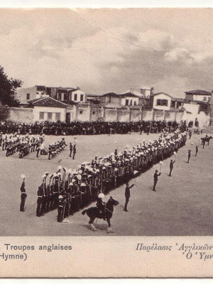 Κρήτη ασπρόμαυρη παλιά καρτ ποστάλ με παρέλαση αγγλικών στρατευμάτων