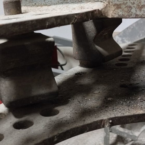 Manual hydraulic pipe bender used with molds