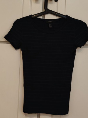 Forever 21 short-sleeve blouse like new, size S, black and green