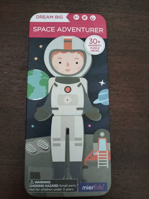 Magnetic astronaut game like new