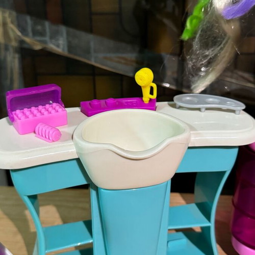 Barbie salon with all accessories 2003