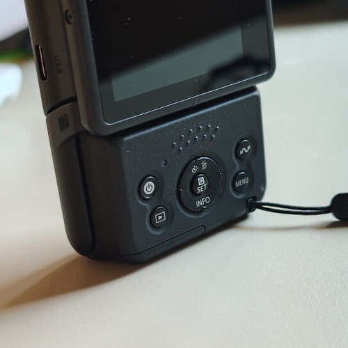 Canon PowerShot V10 4K UHD Vlogging Camera like new, silver