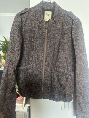 Bershka tiger print jacket like new, size L with zipper and pockets
