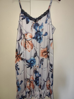 Nightgown floral print XXXL like new with lace details