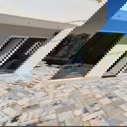 Επαγγελματικός χώρος 160 τ.μ. στη Λυκόβρυση με μεγάλη αυλή