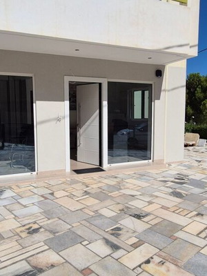 Επαγγελματικός χώρος 160 τ.μ. στη Λυκόβρυση με μεγάλη αυλή