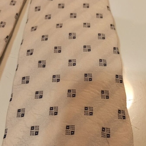 Hugo Boss tie like new 100% silk white and blue