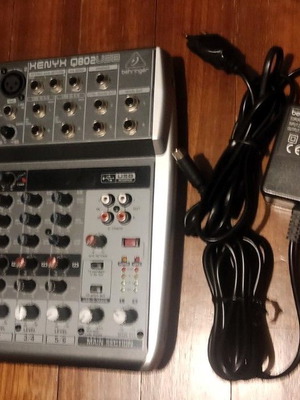Behringer XENYX-Q802 USB analog mixer like new with 8 channels and phantom power