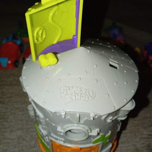 SuperZings set with hideout, vehicles & capsules