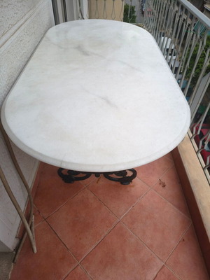 Νεοκλασικό τραπέζι με μάρμαρο Νάξου και βάση από μαντέμι σαν καινούργιο