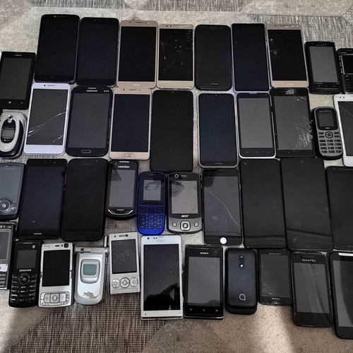 Mobile phones used, pack of 50, some functional, some for parts