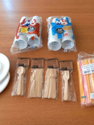 Ξύλινα κουτάλια, μαχαίρια και πιρούνια μιας χρήσης με πιάτα, ποτήρια και καλαμάκια