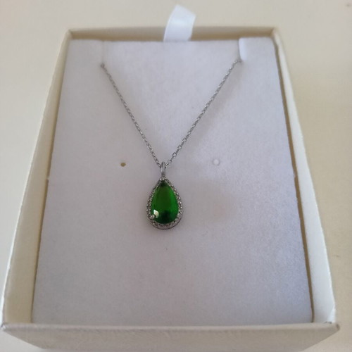 Silver necklace S925 with green teardrop stone, like new