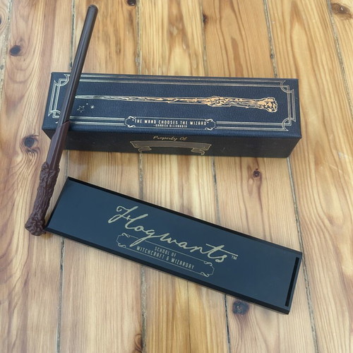 Harry Potter collectible wand like new with stand