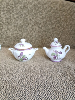 Vintage collectible set hand-painted creamer and sugar bowl like new