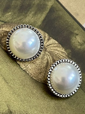 Clip-On Earrings with Large White Pearl and Silver Antique Frame new