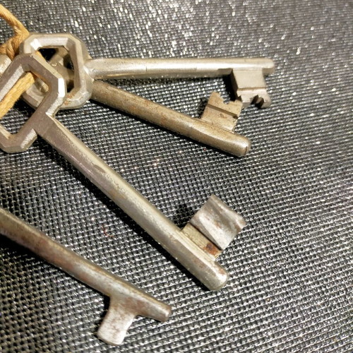 Old key used, set of 4 pieces