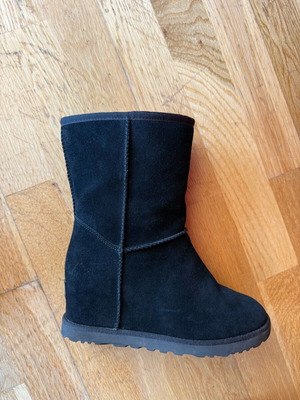 Ugg femme black boots new, size 37