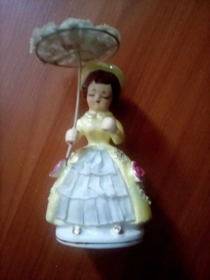 Porcelain figurine vintage 1950, like new with lace skirt and umbrella